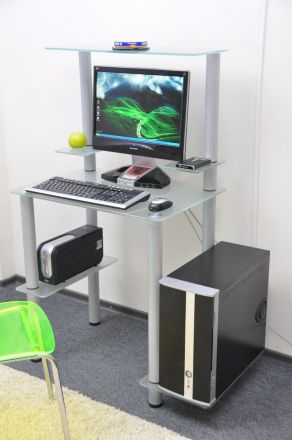 Компьютерный стол на заказ Эдель-КС05 матовый белый / серебро ноги (ширина от 65 см до 75 см)